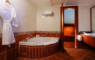 Номер отеля Le Meridien Mina Seyahi Beach Resort and Marina 5*